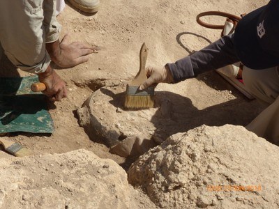 Alan Farahani uncovering the Mamluk cook pot.jpg