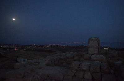 Blick von Tall Hisban zu den Lichtern von Jerusalem.jpg