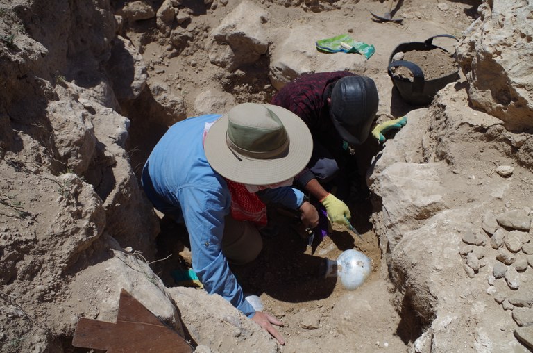 Discovery of the jarts in the Mamluk house pit.jpg