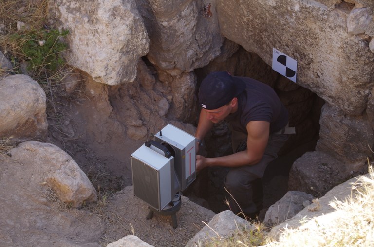 Henning Nitschke in the cave.jpg