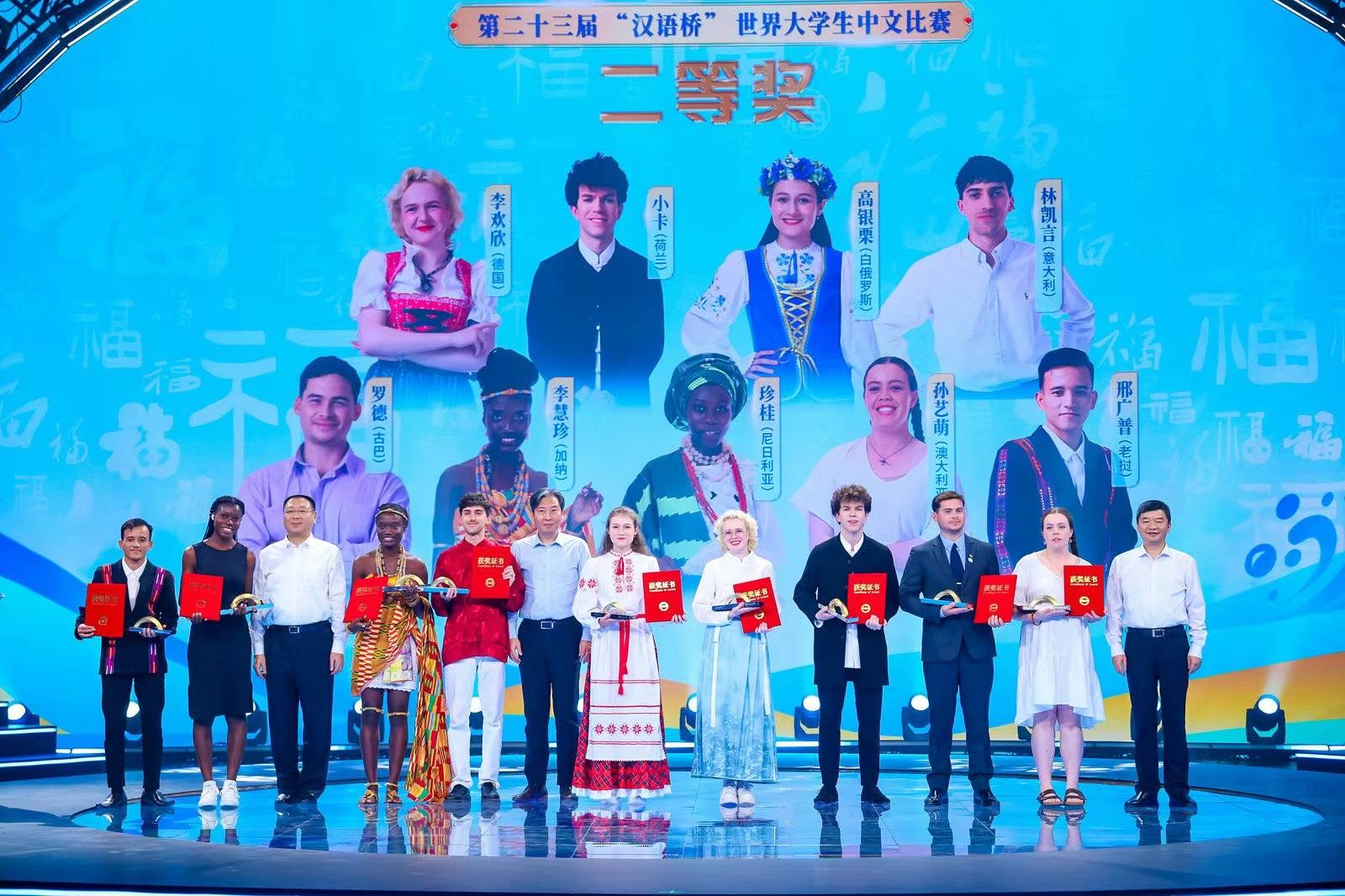 Frau Ann-Christin Otte gewinnt den 2. Platz beim weltweiten Chinese Bridge-Wettbewerb