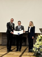 Der Präsident der Leopoldina, Prof. Dr. Gerald Haug, überreicht Prof. Dr. Li Xuetao die Mitgliedsurkunde.